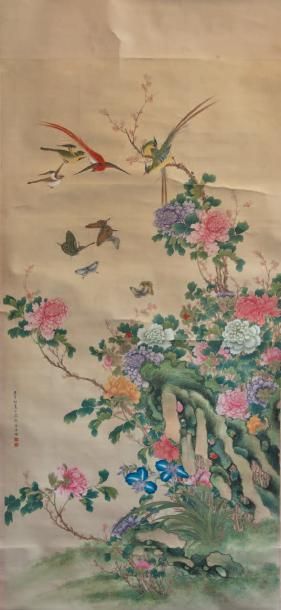 CHINE - XIXe siècle Encre et polychromie sur soie, papillons et oiseaux survolant...