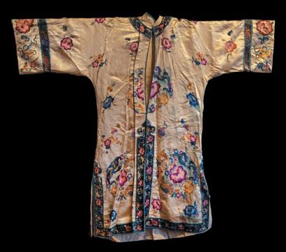 CHINE - Fin XIXe siècle Robe d'ete de femme, ouverte au milieu, en soie jaune clair...