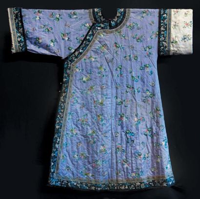 CHINE - XIXe siècle Robe d'hiver de femme en soie a fond violet finement brodee aux...