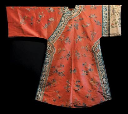 CHINE - XIXe siècle Robe d'ete de femme en soie corail brodee aux fils polychromes...