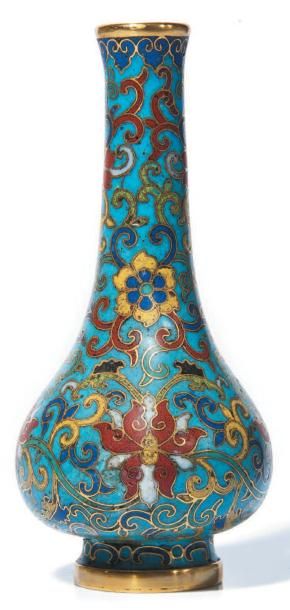 CHINE - Epoque QIANLONG (1736 - 1795) Petit vase bouteille (un objet de Lu ping san...