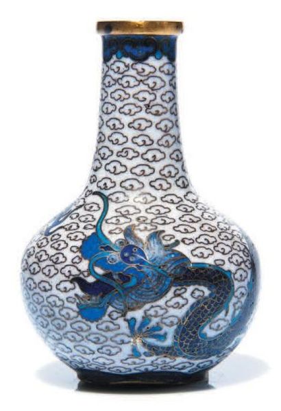 CHINE - Epoque JIAQING (1796 - 1820) Petit vase de forme «tianqiuping» (sphere celeste)...