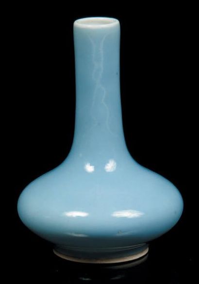CHINE - EPOQUE KANGXI (1662 - 1722) Vase a panse basse et col etroit en porcelaine...