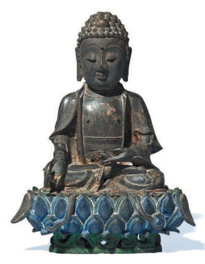 CHINE - Epoque MING (1368 - 1644) Statuette de bouddha en bronze a traces de laque...
