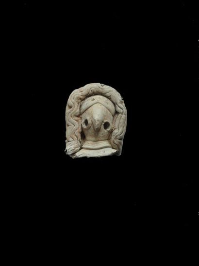 MEHRGARH (2300 av. J.C.) Tête d'idole féminine présentant une chevelure ondoyante....