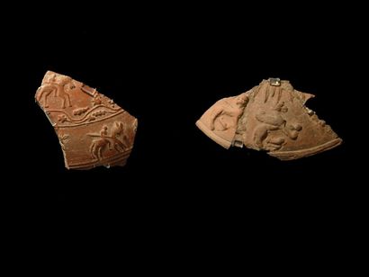 null Deux fragments de poterie sigillée à motifs de chasse. L : 8 et12 cm