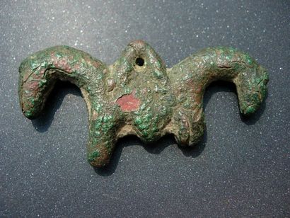 CIVILISATIONS DE L'INDUS BACTRIANE (IIIe millénaire av. J.C.) Pendentif. En bronze....