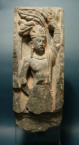 null Fragment de bas-relief orné d'un buste de Yaksha. En stéatite. H : 20 cm