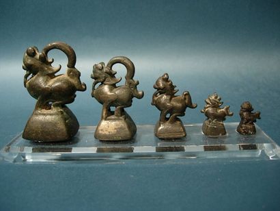 null Série de cinq poids à opium. En bronze en forme de Singhas. Birmanie, XVIIIe...