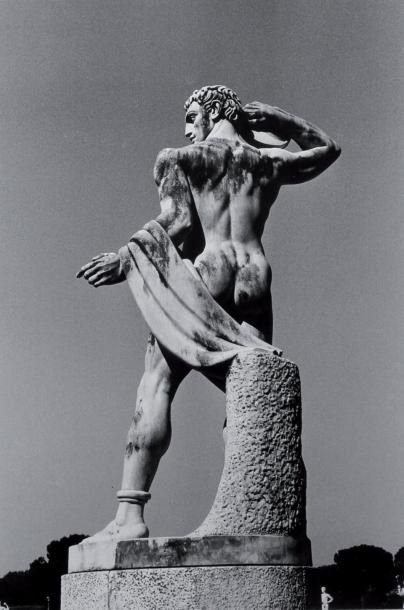 Patrick SARFATI (1958) Les géants de marbre. 1985. Tirage argentique. Dim.: 45 x...