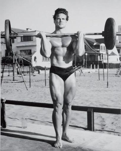 BRUCE OF LOS ANGELES (1909-1974) Steve Reeves. 1949. Venice Beach Tirages argentiques...