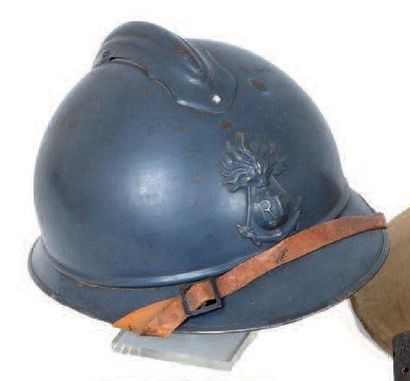 null Casque d'acier type «Adrian» (1915) peinture bleue d'usine, insigne des troupes...
