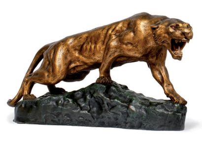 D'après Thomas CARTIER (1879-1943) Le Tigre Épreuve en bronze repatiné or. XXème...