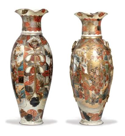 SATSUMA, Japon Paire d'importants vases ovoïdes en faïence à décor rouge et or de...