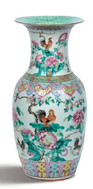 null Vase balustre en porcelaine polychrome à décors de fleurs, de coqs, et de frises...