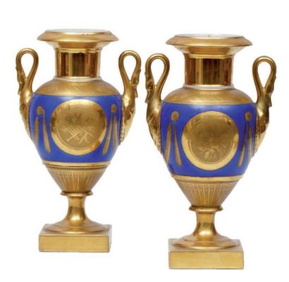 null Paire de vases ovoïdes en porcelaine bleu et or à décor de trophées dans des...