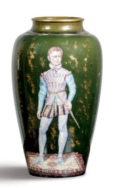 null Vase ovoïde en céramique vert et or rehaussé d'un décor polychrome représentant...