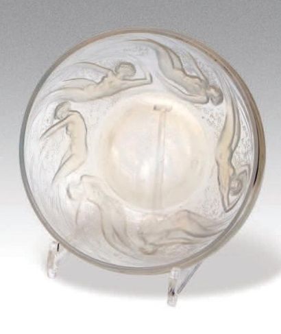 RENE LALIQUE (1860-1945) Coupe «Naïades» Épreuve en verre blanc légèrement opalescent...