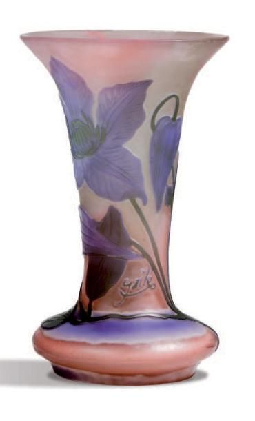 GALLE Vase à corps cylindrique sur base renflée et col évasé Épreuve en verre violet...