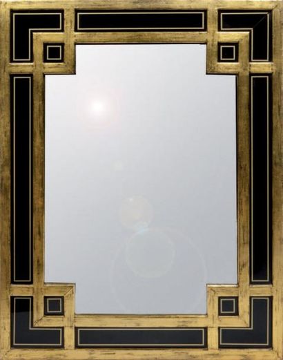 null Miroir rectangulaire en bois doré à parcloses ornés d'un décor sous verre noir...