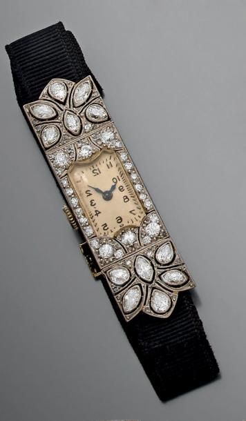 null Montre-bracelet de dame 1920 en platine Sertie de diamants taille ancienne et...