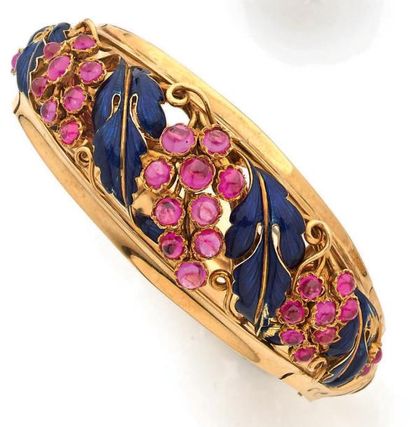 null Beau bracelet Napoléon III en or jaune 18k, émaillé bleu, à décor de grappes...