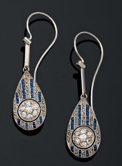null Paire de pendants d'oreille 1920 en platine Sertie de saphirs calibrés, de diamants...
