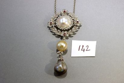 null Pendentif Napoléon III en or 18k et platine, orné de trois perles, à motif floral,...