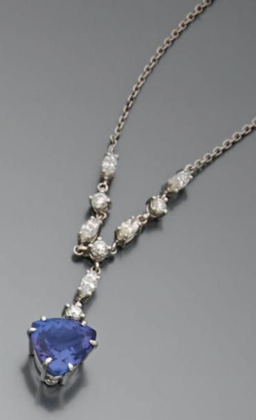 null Pendentif en or blanc 18k, orné d'une Tanzanite coeur (4 cts env), rehaussée...