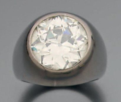 null Bague jonc ornée d'un diamant brillanté (6 cts env), en or blanc 18k. (15,4...