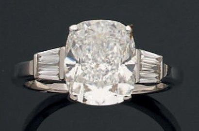null Bague jonc ornée d'un très beau diamant coussin Certificat GIA - poids: 4,02...