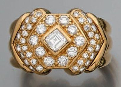 null Bague jonc à motif géométrique en or jaune 18k, ornée d'un diamant princess,...