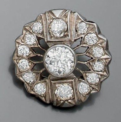 null Pendentif rosace 1920 En platine repercé, orné d'un diamant taille ancienne,...