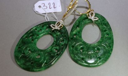 null Paire de pendants d'oreille En or 18k et jade vert repercé. (11,84g)
