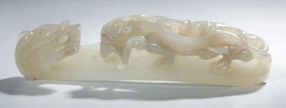 CHINE - XIXe siècle Fibule en néphrite céladon en forme de dragon à décor sculpté...