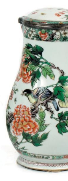 CHINE - EPOQUE KANGXI (1662 - 1722) Verseuse couverte de forme balustre en porcelaine...