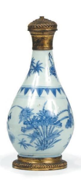 CHINE - EPOQUE KANGXI (1662 - 1722) Vase de forme balustre en porcelaine décorée...