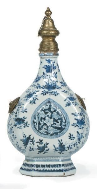 CHINE, pour le marché turc - Epoque KANGXI (1662 - 1722) Vase (aiguière transformée)...
