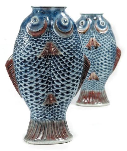 CHINE - XIXe siècle Paire de vases en forme de double carpes en porcelaine décorée...