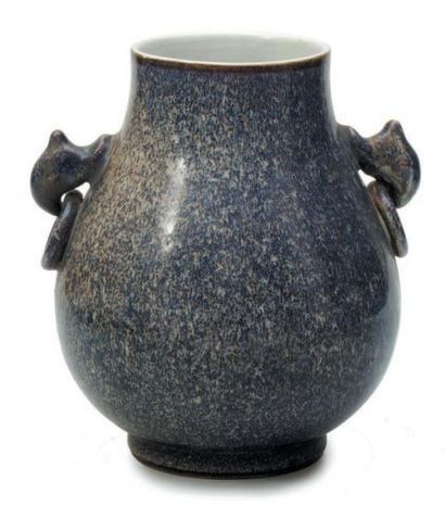 CHINE - XIXe siècle Vase "jiuerzun" en porcelaine émaillée bleu flammé, deux anses...