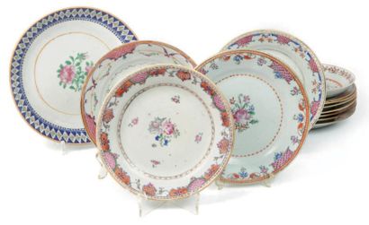 CHINE - Epoque QIANLONG (1736 - 1795) Ensemble de douze assiettes en porcelaine décorée...
