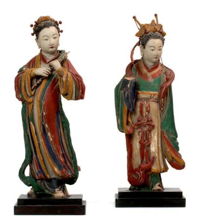 CHINE - Epoque MING (1368 - 1644) Deux statuettes de jeune femme en stuc polychrome,...