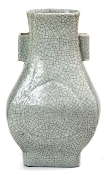 CHINE - Epoque QIANLONG (1736 - 1795) Vase de forme "fanghu" en grès émaillé céladon...