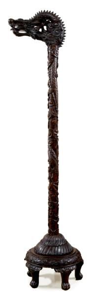 CHINE - Vers 1900 Porte-lanterne en bois sculpté en forme de dragon lové. Hauteur:...