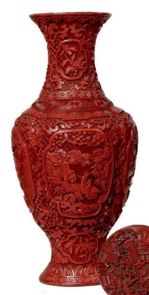 CHINE - Début XXe siècle Vase de forme balustre en laque rouge sculpté à décor de...