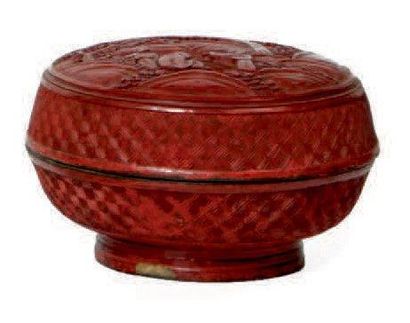 CHINE - XIXe siècle Boîte de forme ronde en laque rouge à décor sculpté d'immortel...