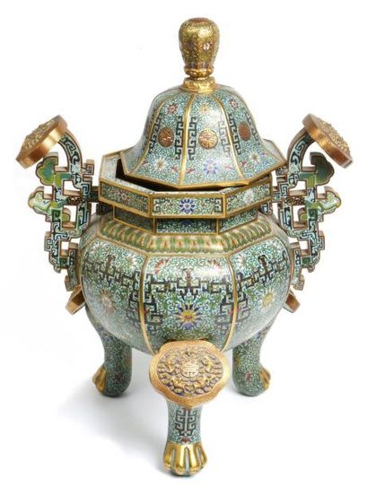 CHINE - Vers 1900 Brûle-parfum tripode en bronze doré et émaux cloisonnés à décor...