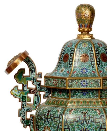 CHINE - Vers 1900 Brûle-parfum tripode en bronze doré et émaux cloisonnés à décor...