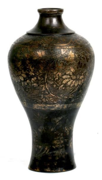 CHINE - XVIIe siècle Vase de forme meiping en bronze à décor ciselé sur la panse...