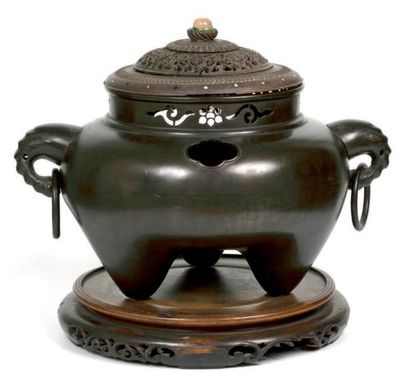 CHINE - XVIIe siècle Brûle-parfum tripode en bronze à patine brune à décor incrusté...